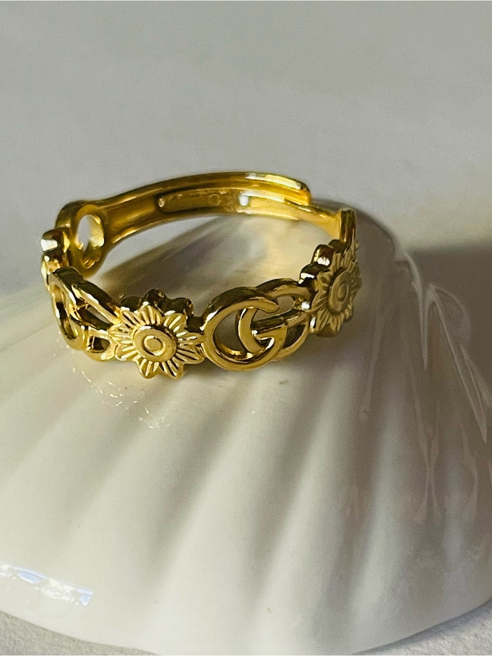 Trendy luxe Gold Floral / celestial Ring